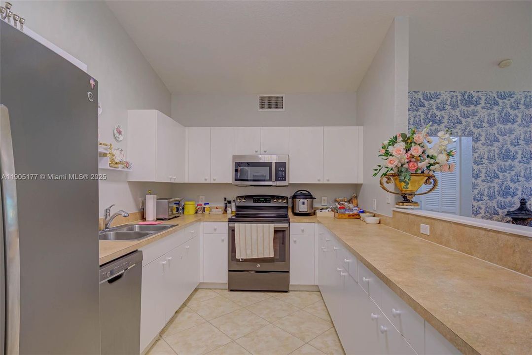 For Sale: $144,900 (2 beds, 2 baths, 1199 Square Feet)