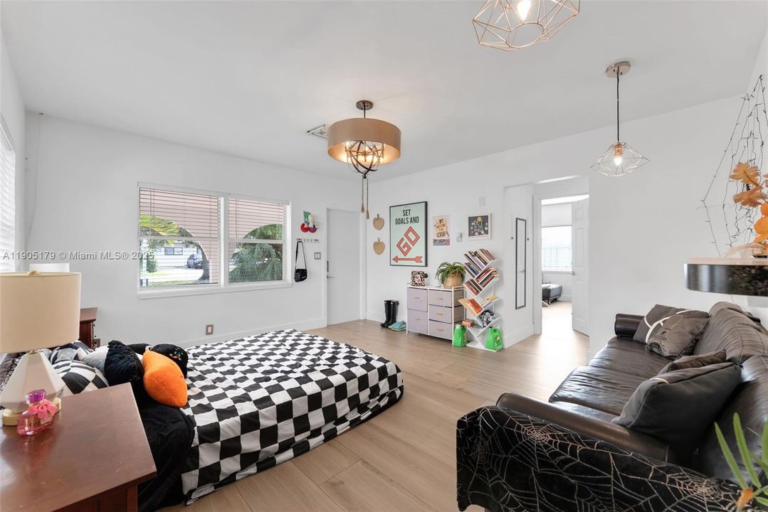 待售: $649,000 (0 贝兹, 0 浴室, 1585 平方英尺)