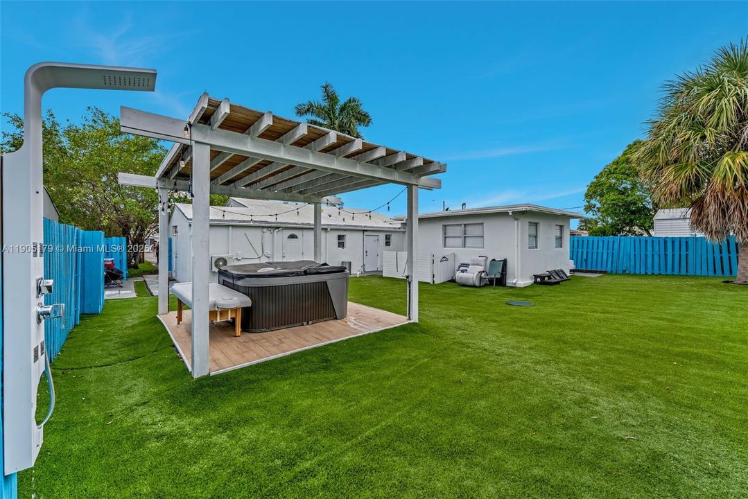 待售: $649,000 (0 贝兹, 0 浴室, 1585 平方英尺)