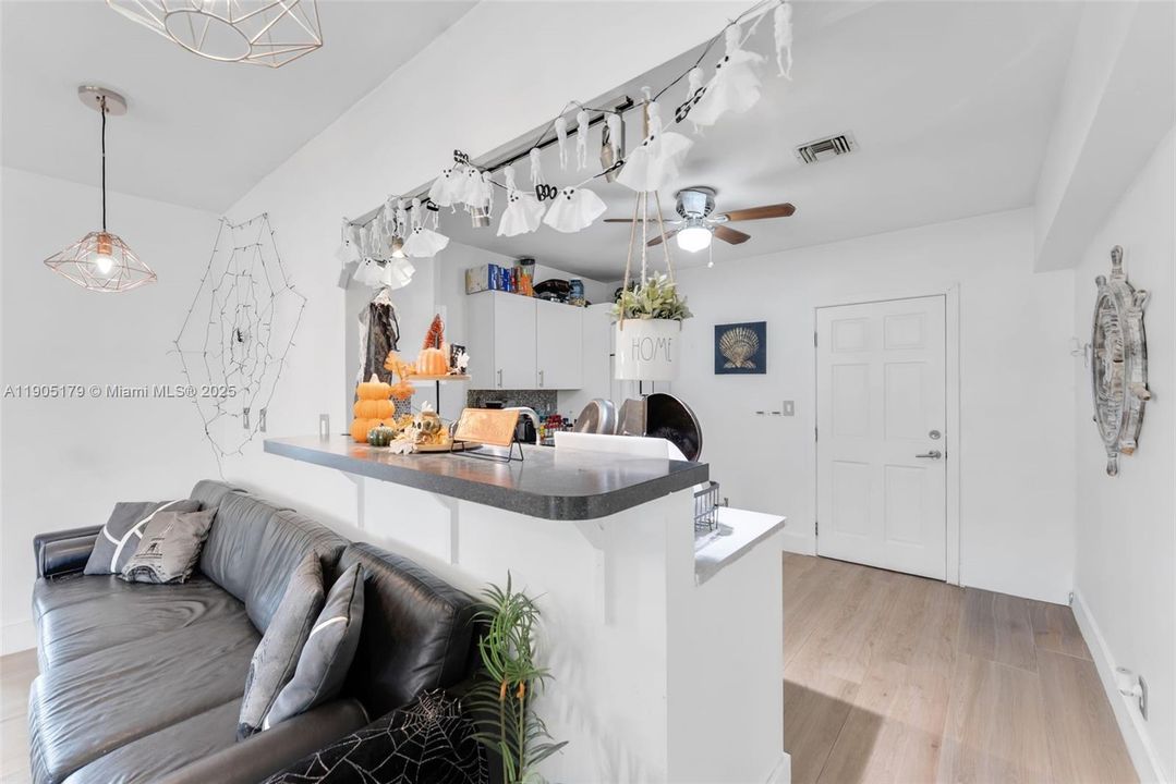 待售: $649,000 (0 贝兹, 0 浴室, 1585 平方英尺)