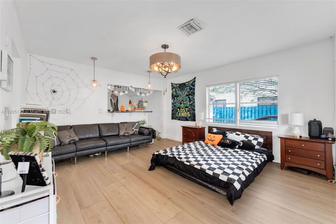 待售: $649,000 (0 贝兹, 0 浴室, 1585 平方英尺)