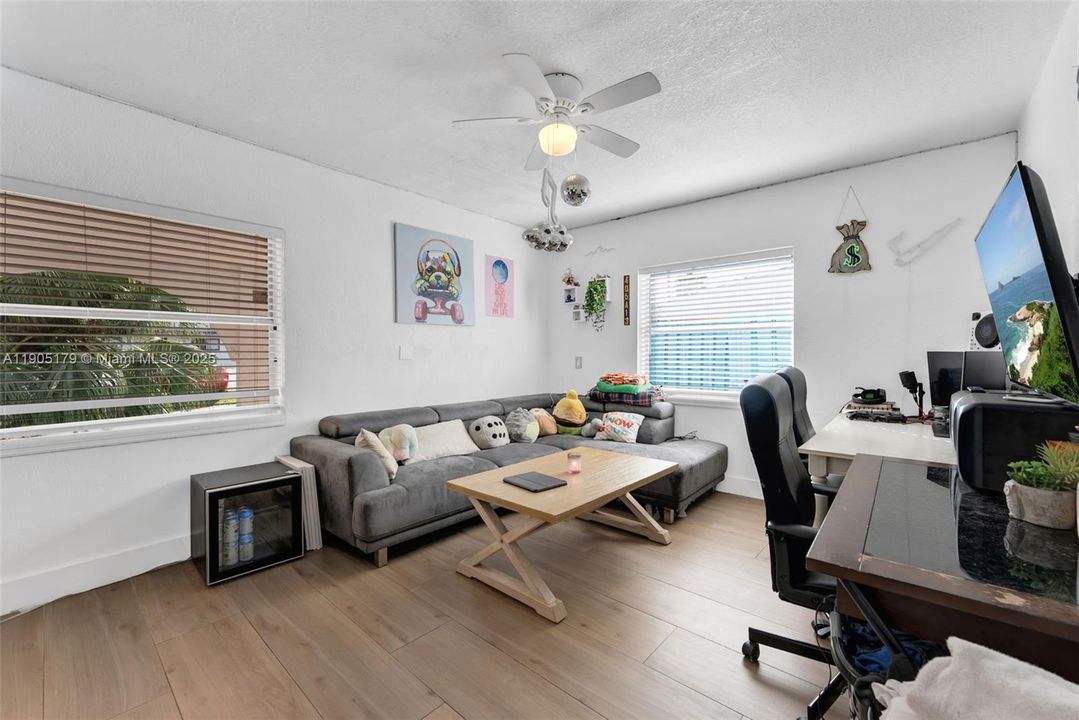 待售: $649,000 (0 贝兹, 0 浴室, 1585 平方英尺)