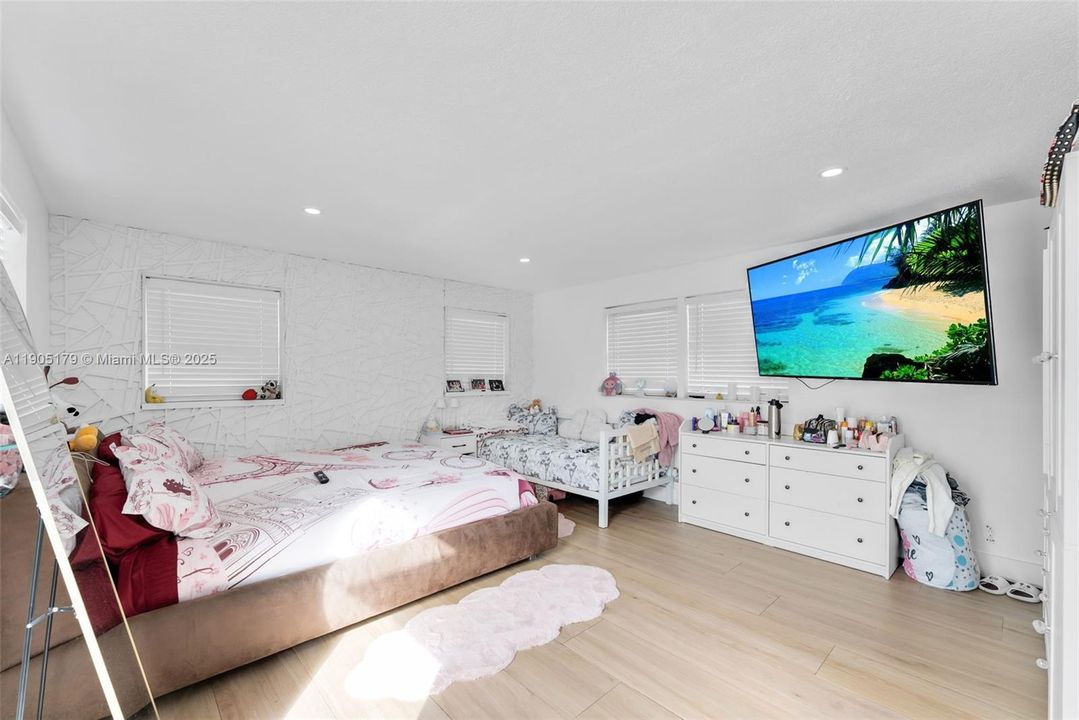 待售: $649,000 (0 贝兹, 0 浴室, 1585 平方英尺)