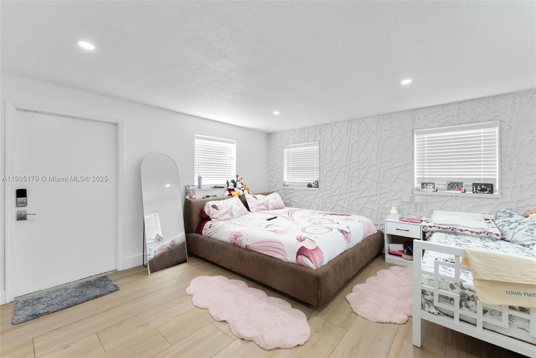 待售: $649,000 (0 贝兹, 0 浴室, 1585 平方英尺)