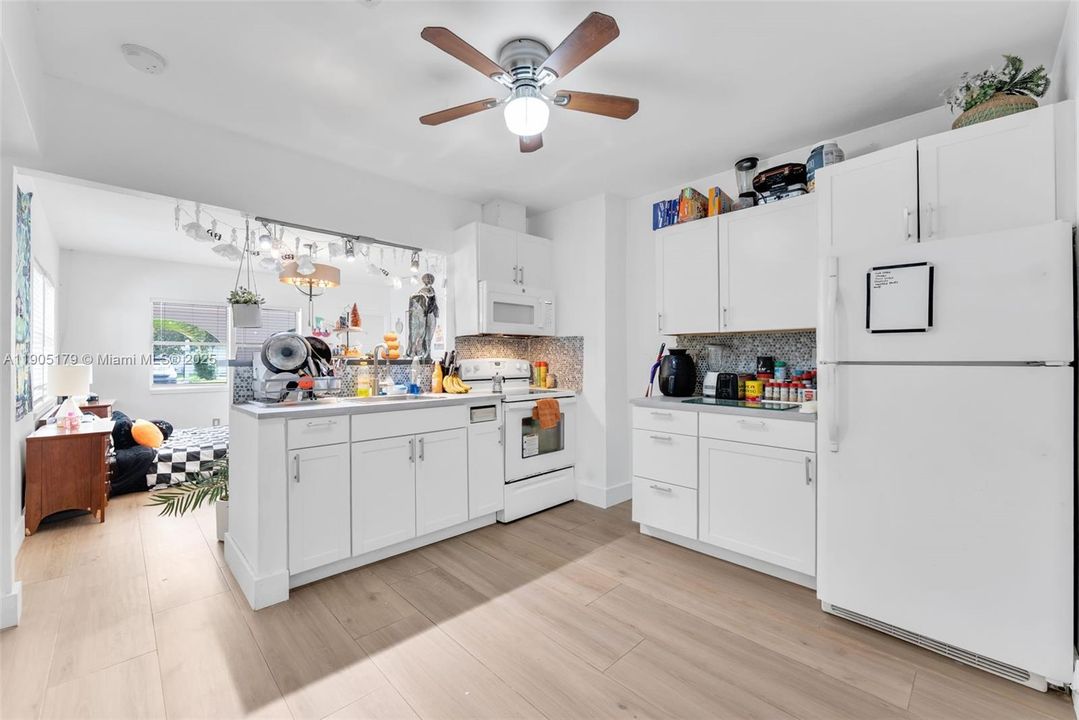 待售: $649,000 (0 贝兹, 0 浴室, 1585 平方英尺)