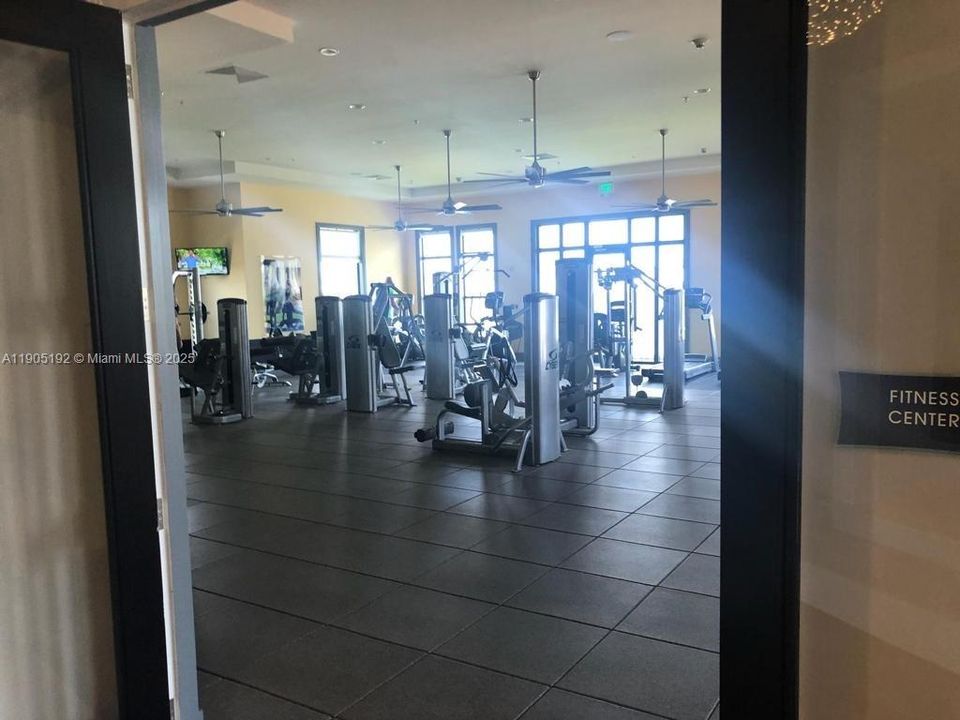 合同活跃: $3,800 (3 贝兹, 2 浴室, 2025 平方英尺)