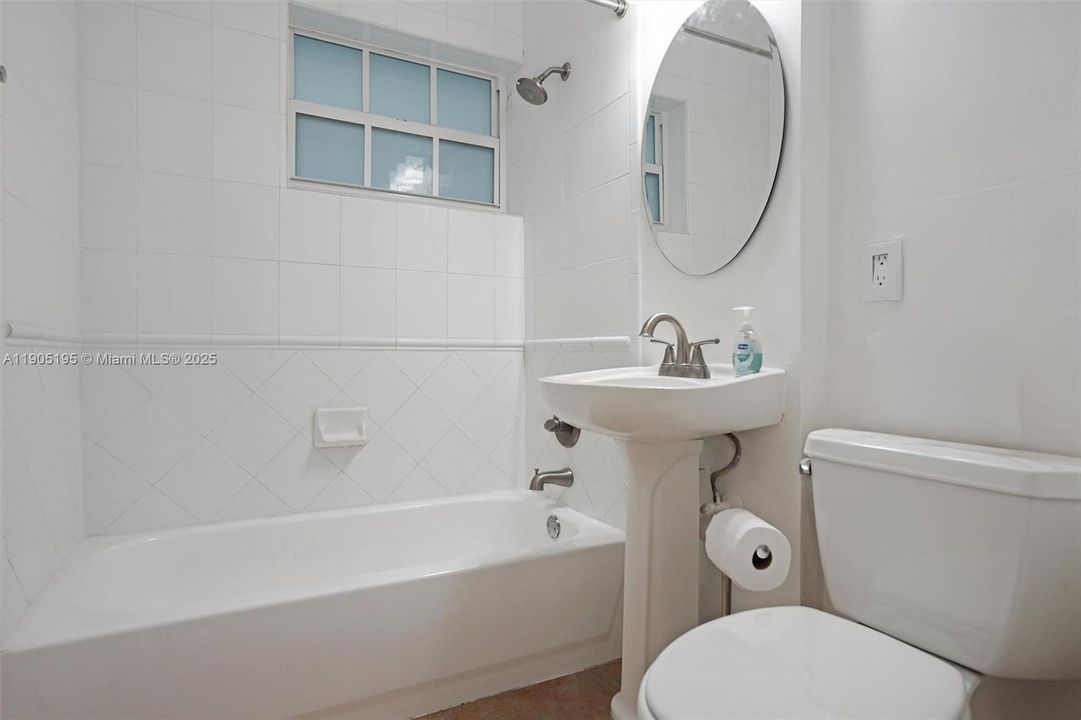 Recently Rented: $2,400 (2 beds, 1 baths, 740 Square Feet)