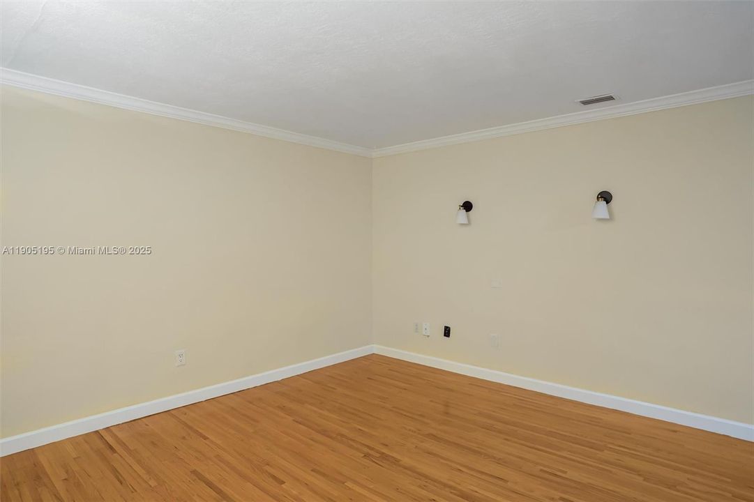 Recently Rented: $2,400 (2 beds, 1 baths, 740 Square Feet)