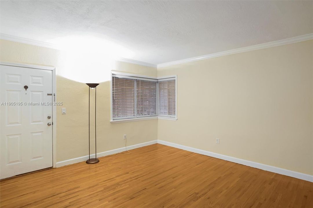 Recently Rented: $2,400 (2 beds, 1 baths, 740 Square Feet)