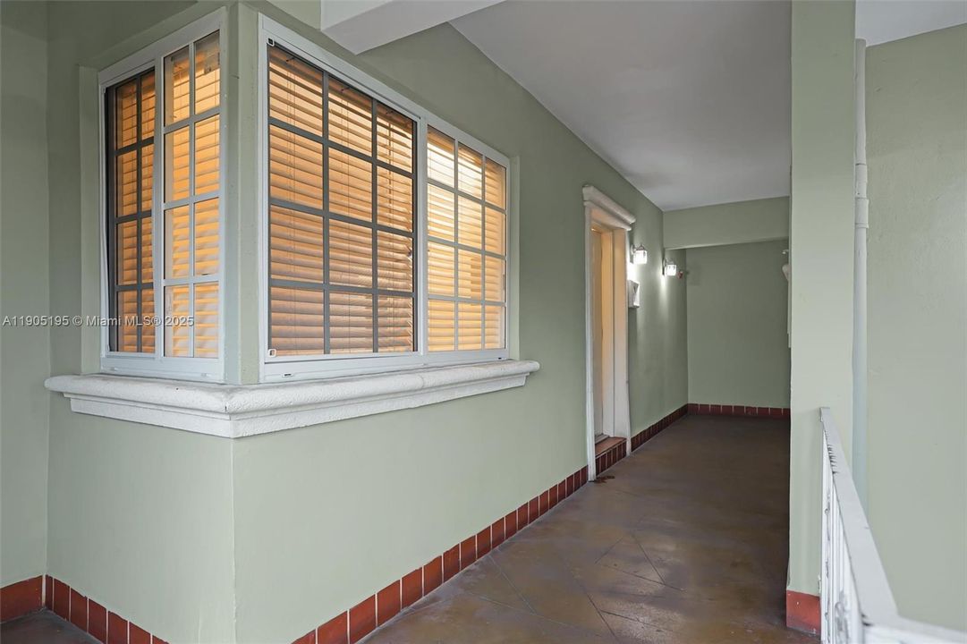 Recently Rented: $2,400 (2 beds, 1 baths, 740 Square Feet)