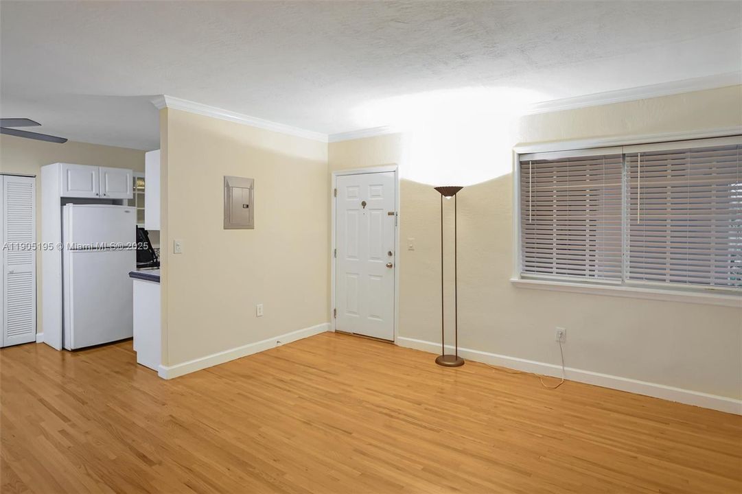 Recently Rented: $2,400 (2 beds, 1 baths, 740 Square Feet)