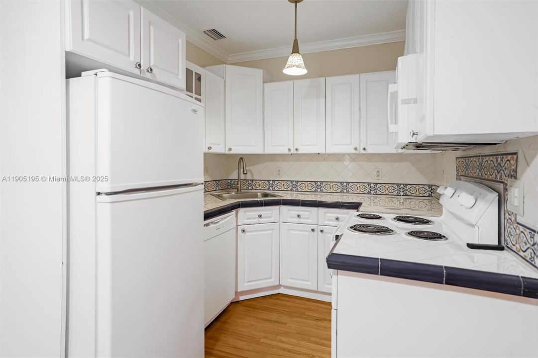 Recently Rented: $2,400 (2 beds, 1 baths, 740 Square Feet)