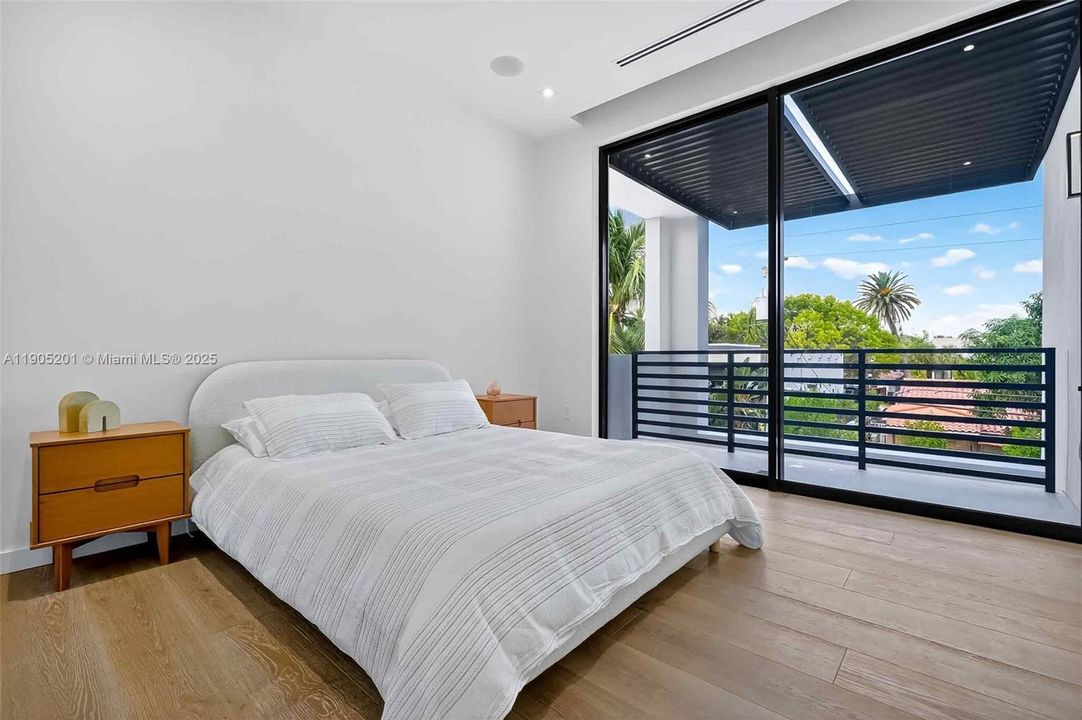 For Sale: $6,375,000 (5 beds, 6 baths, 3750 Square Feet)