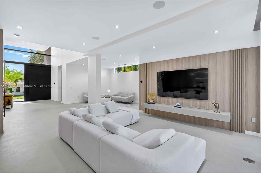 For Sale: $6,375,000 (5 beds, 6 baths, 3750 Square Feet)