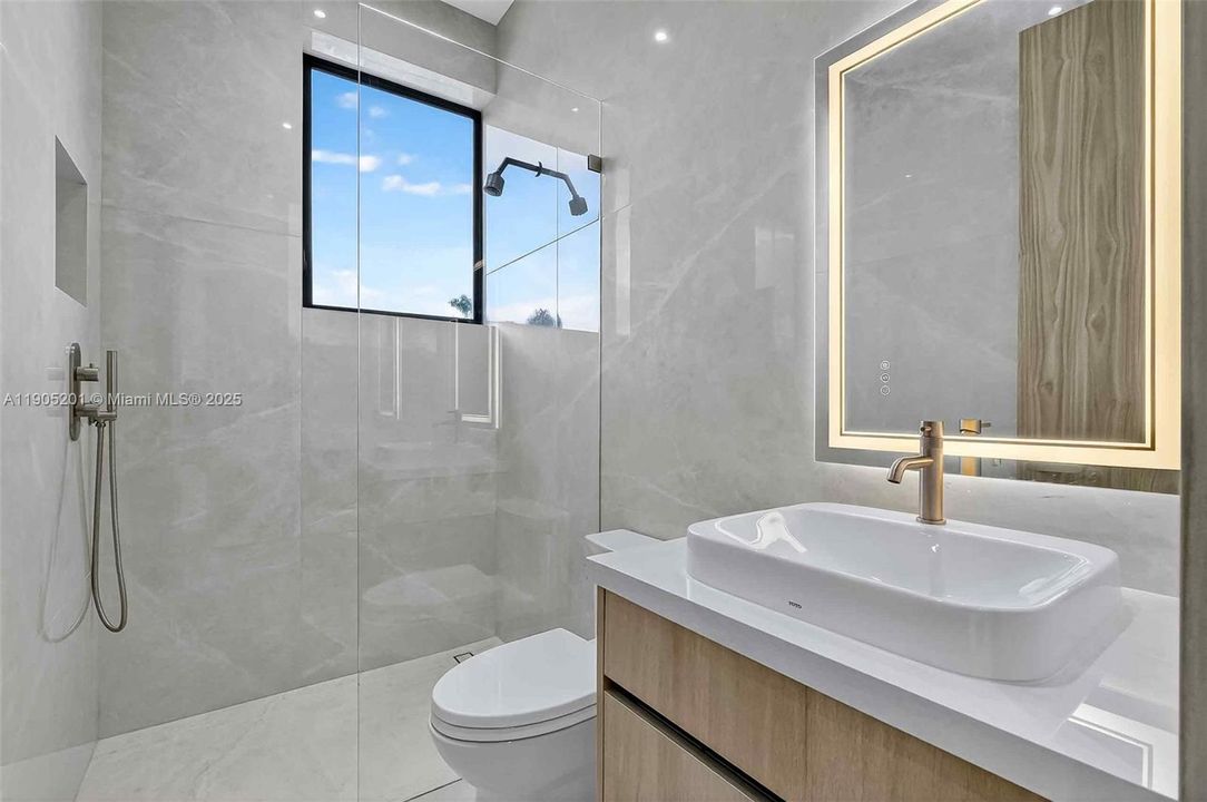 For Sale: $6,375,000 (5 beds, 6 baths, 3750 Square Feet)