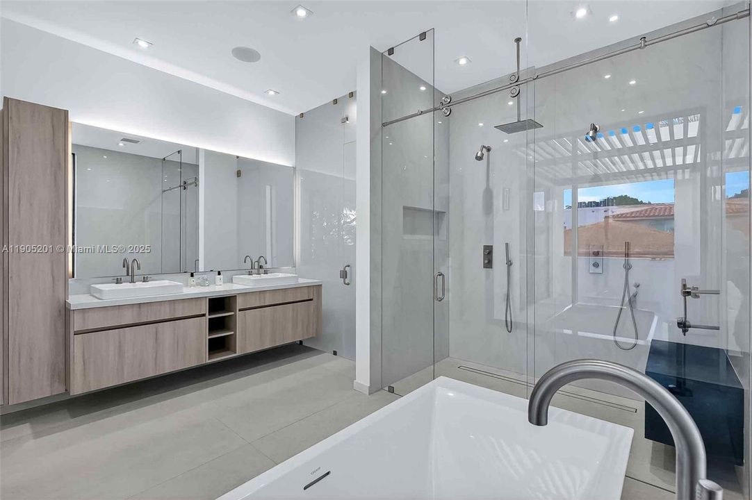 For Sale: $6,375,000 (5 beds, 6 baths, 3750 Square Feet)