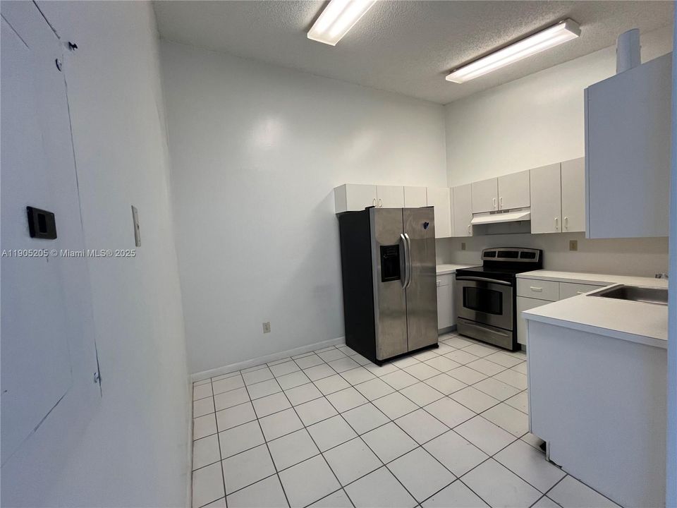 For Rent: $2,150 (2 beds, 2 baths, 880 Square Feet)
