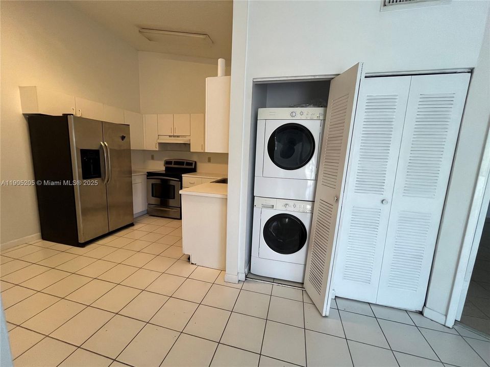 For Rent: $2,150 (2 beds, 2 baths, 880 Square Feet)