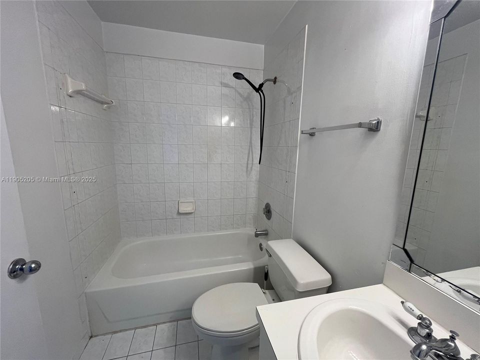 For Rent: $2,150 (2 beds, 2 baths, 880 Square Feet)