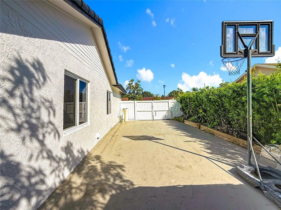 Recently Rented: $4,000 (4 beds, 3 baths, 1540 Square Feet)