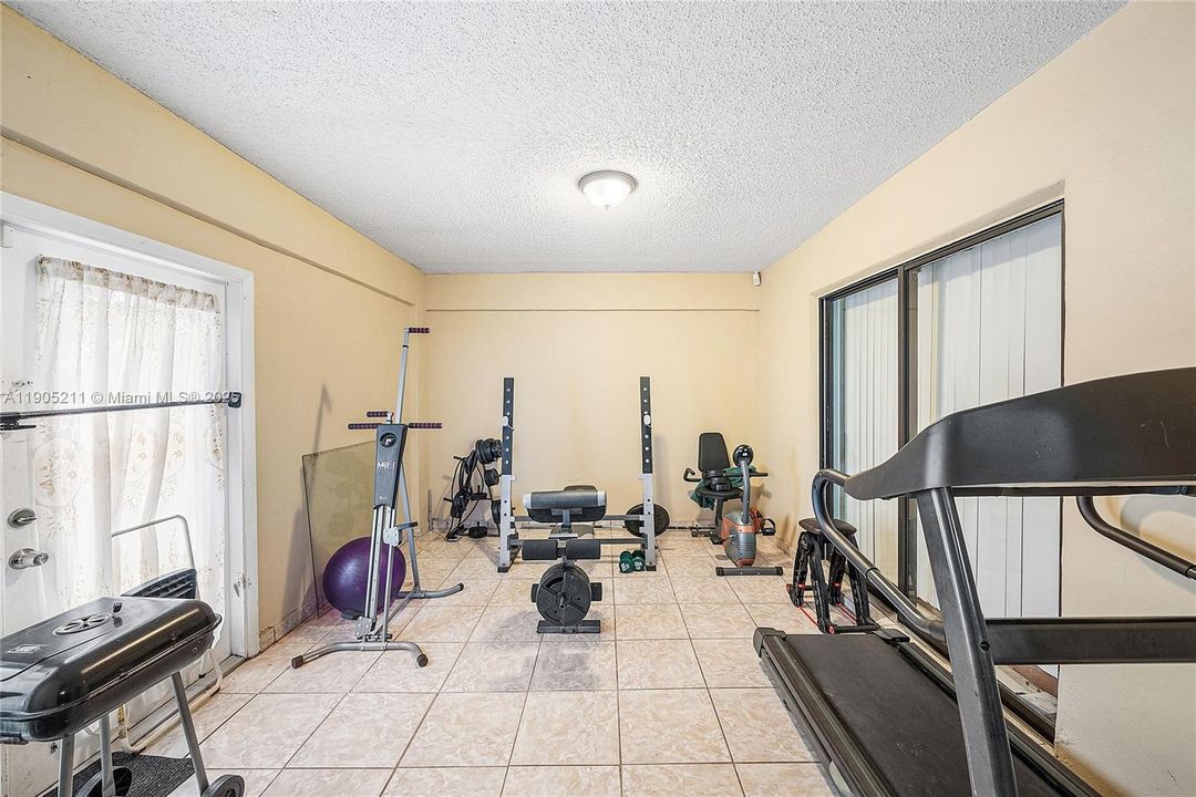 Active With Contract: $400,000 (3 beds, 2 baths, 1572 Square Feet)