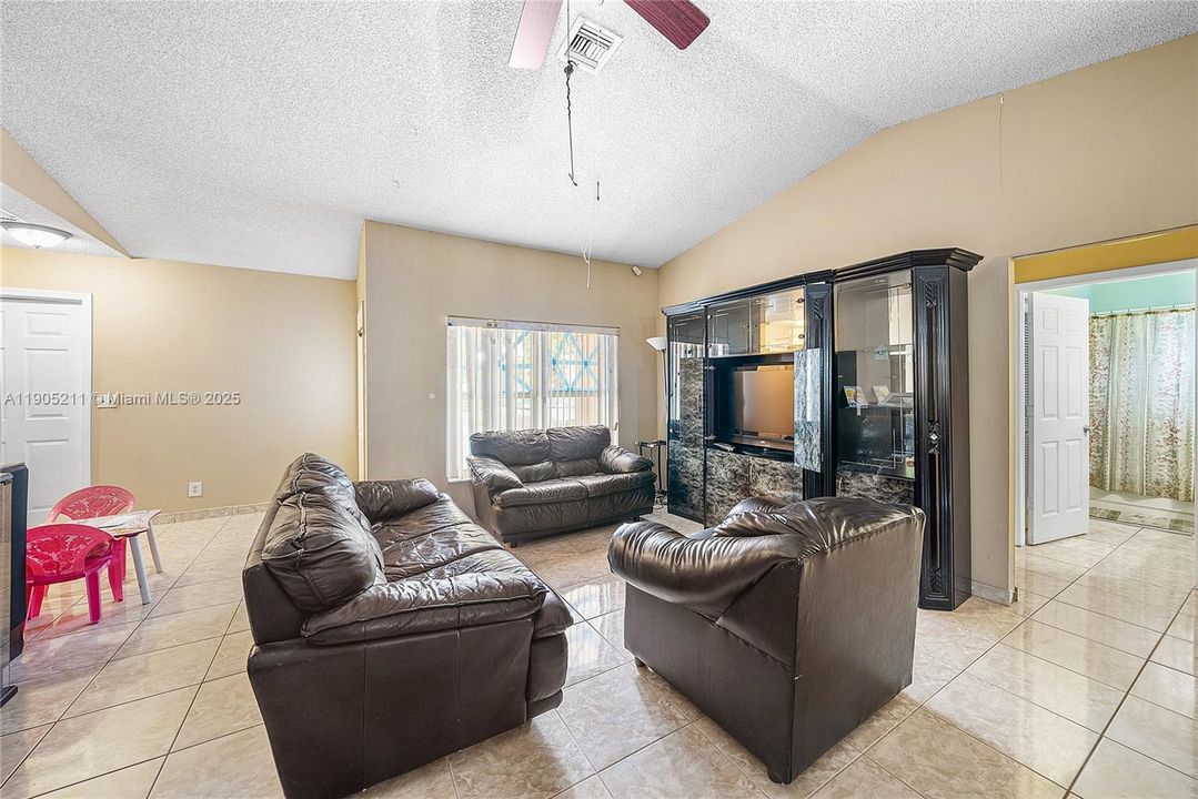 Active With Contract: $400,000 (3 beds, 2 baths, 1572 Square Feet)