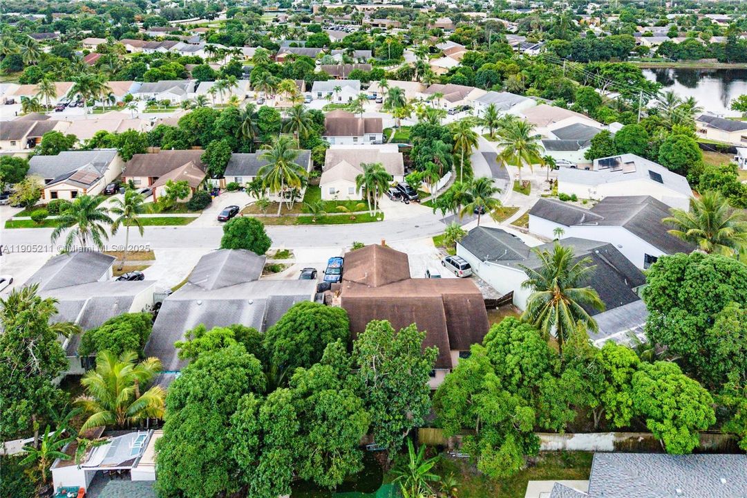 Active With Contract: $400,000 (3 beds, 2 baths, 1572 Square Feet)