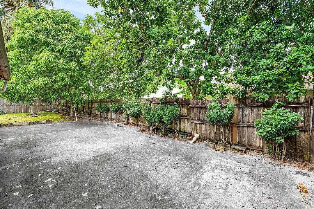 Active With Contract: $400,000 (3 beds, 2 baths, 1572 Square Feet)