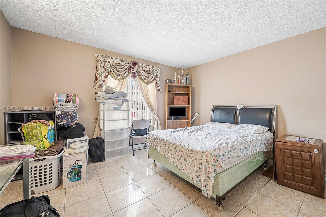 Active With Contract: $400,000 (3 beds, 2 baths, 1572 Square Feet)