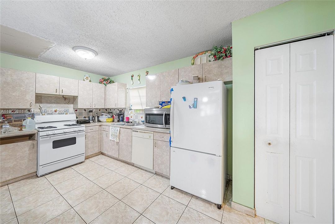 Active With Contract: $400,000 (3 beds, 2 baths, 1572 Square Feet)