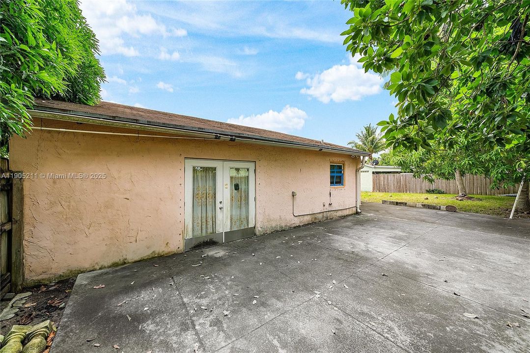 Active With Contract: $400,000 (3 beds, 2 baths, 1572 Square Feet)