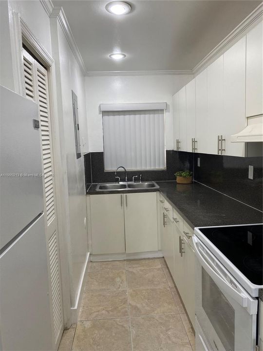 Recently Rented: $1,950 (2 beds, 1 baths, 860 Square Feet)