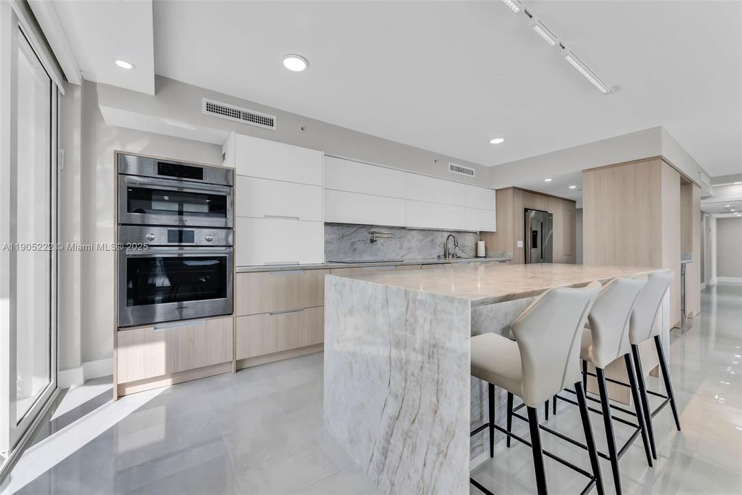 For Sale: $1,390,000 (2 beds, 3 baths, 1825 Square Feet)