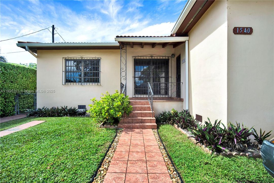 Active With Contract: $850,000 (3 beds, 2 baths, 1408 Square Feet)