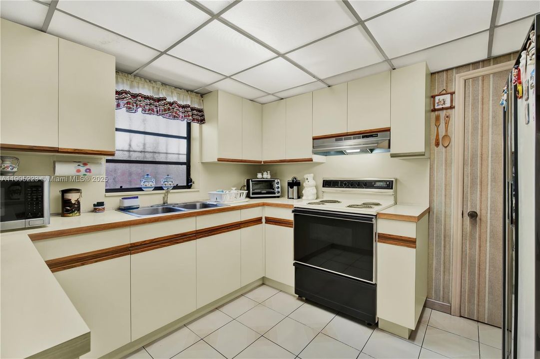 Active With Contract: $850,000 (3 beds, 2 baths, 1408 Square Feet)