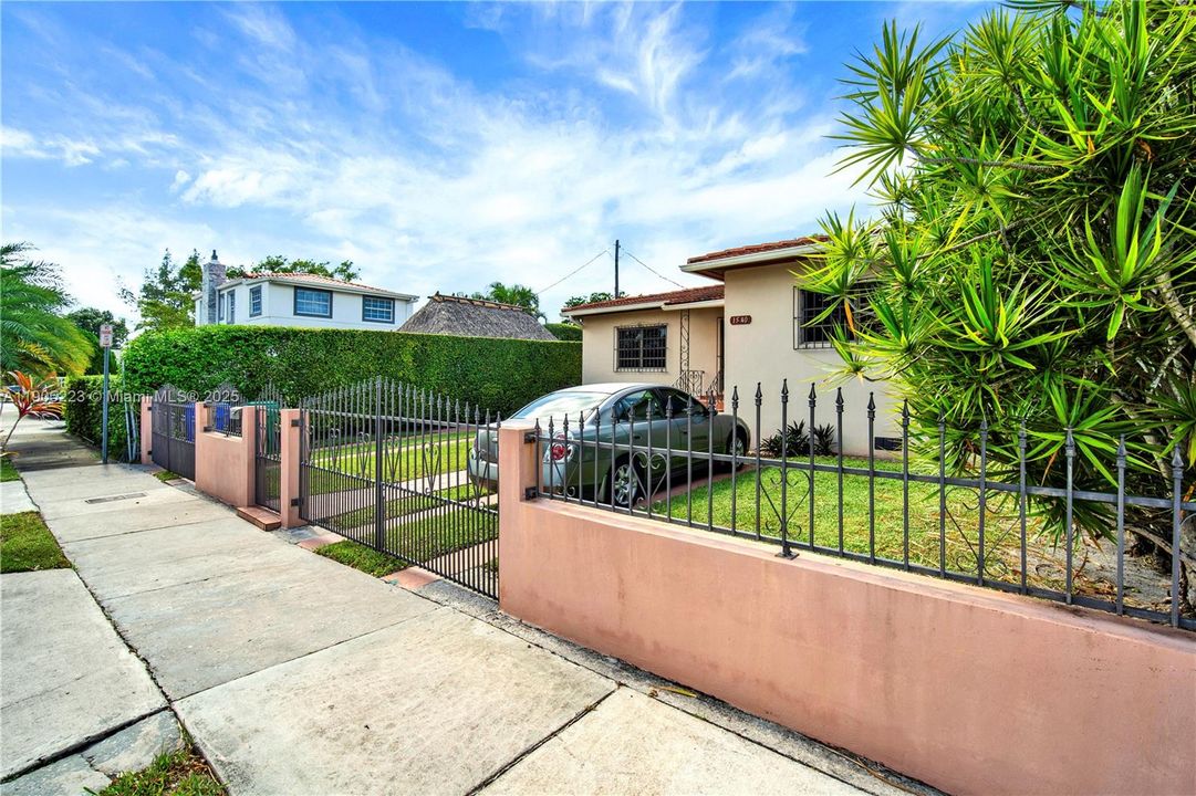 Active With Contract: $850,000 (3 beds, 2 baths, 1408 Square Feet)