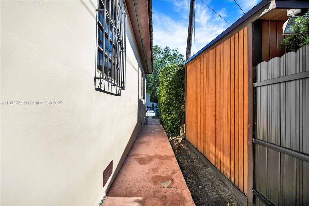 Active With Contract: $850,000 (3 beds, 2 baths, 1408 Square Feet)