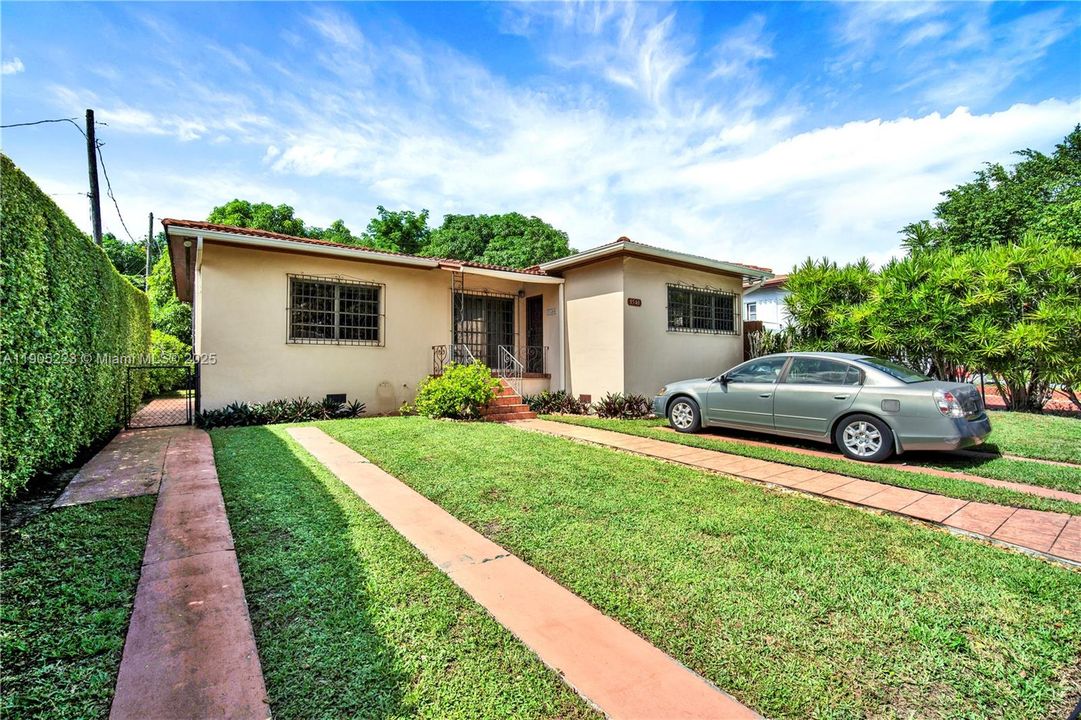 Active With Contract: $850,000 (3 beds, 2 baths, 1408 Square Feet)