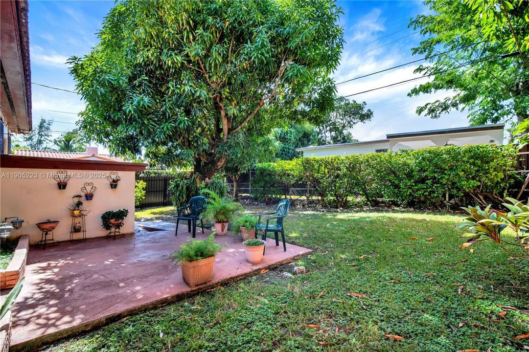 Active With Contract: $850,000 (3 beds, 2 baths, 1408 Square Feet)