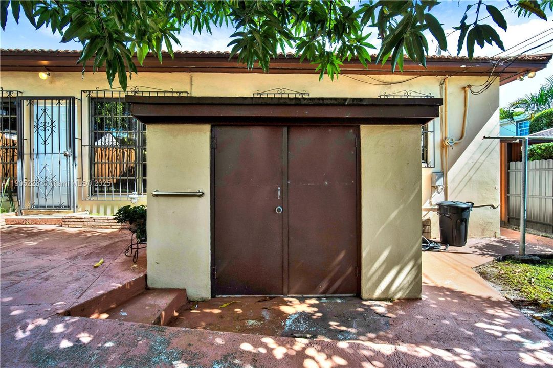 Active With Contract: $850,000 (3 beds, 2 baths, 1408 Square Feet)