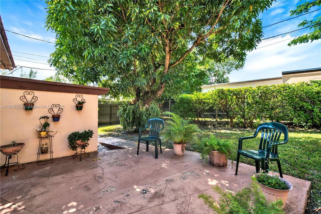 Active With Contract: $850,000 (3 beds, 2 baths, 1408 Square Feet)