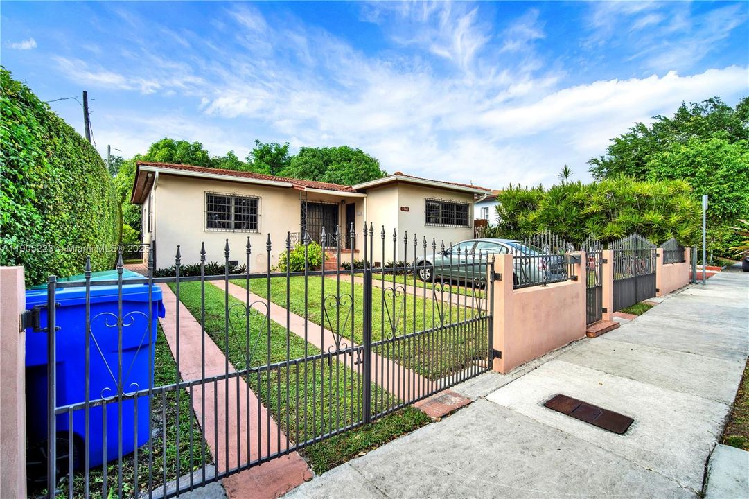Active With Contract: $850,000 (3 beds, 2 baths, 1408 Square Feet)
