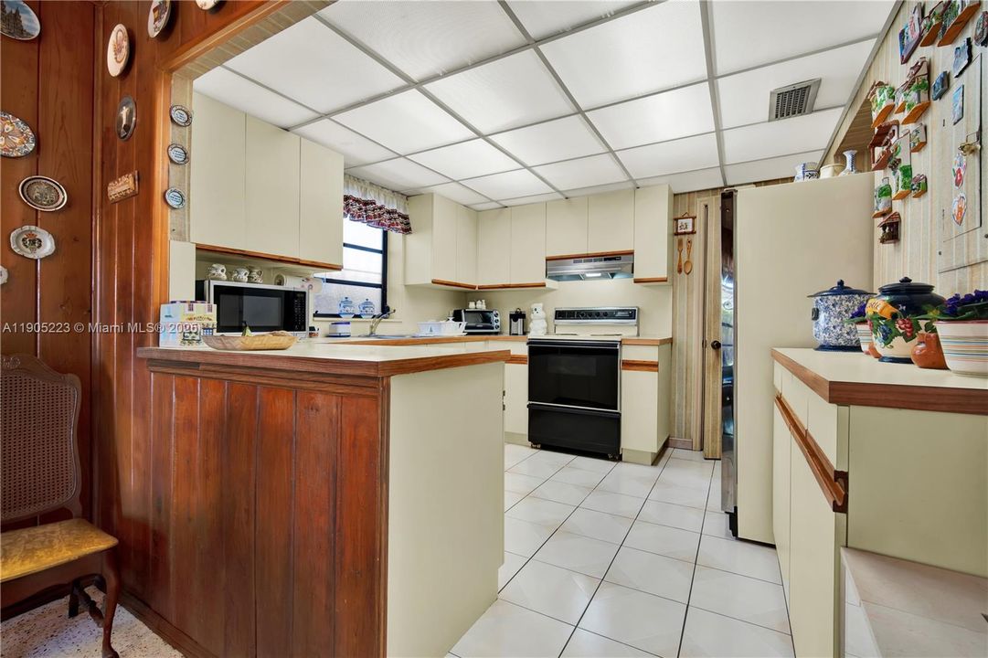 Active With Contract: $850,000 (3 beds, 2 baths, 1408 Square Feet)