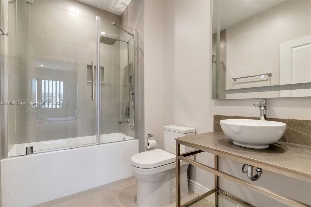 合同活跃: $550,000 (4 贝兹, 4 浴室, 2358 平方英尺)