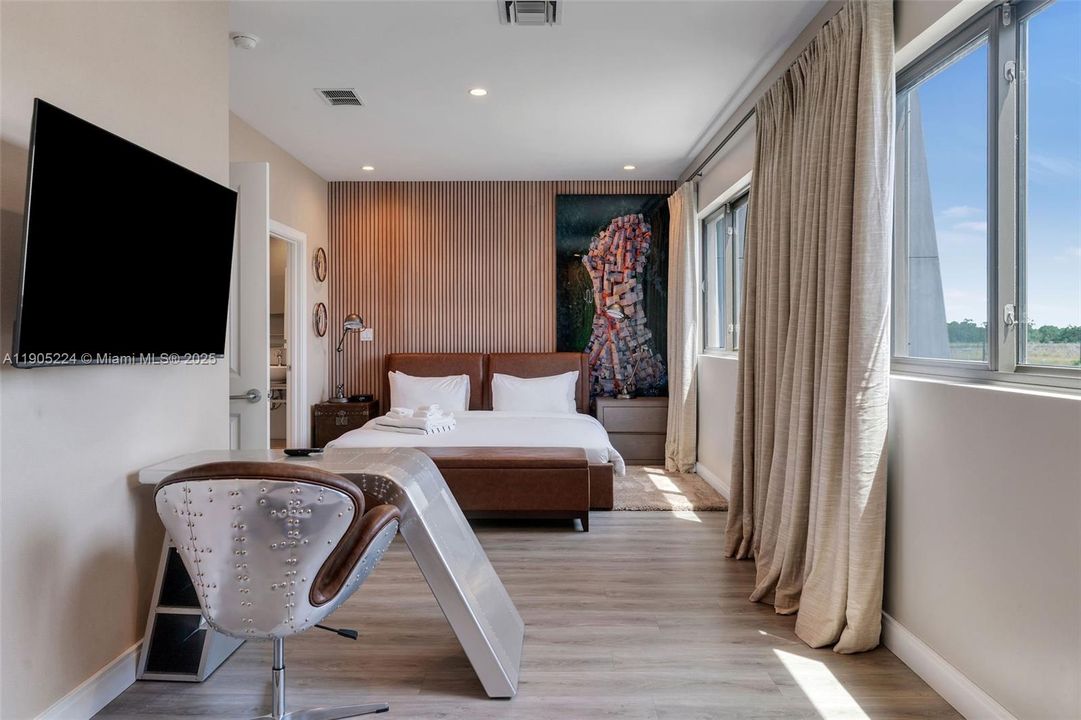 合同活跃: $550,000 (4 贝兹, 4 浴室, 2358 平方英尺)