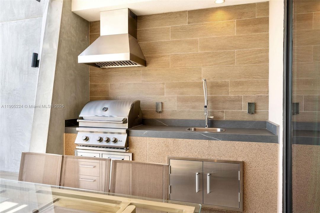 合同活跃: $550,000 (4 贝兹, 4 浴室, 2358 平方英尺)