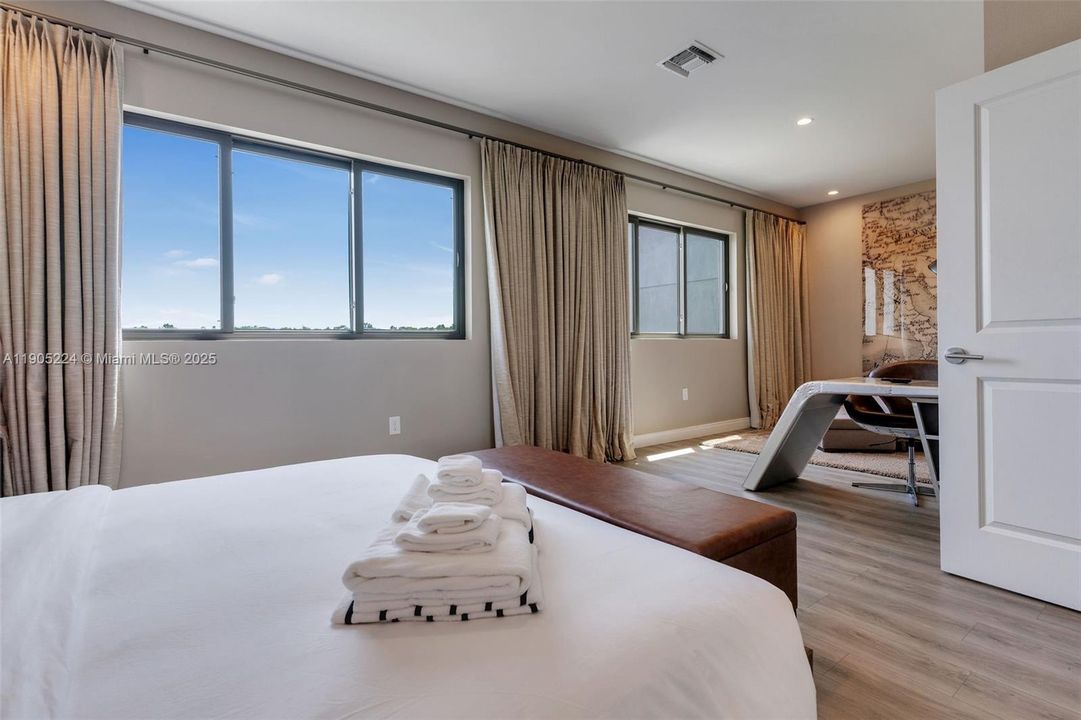 合同活跃: $550,000 (4 贝兹, 4 浴室, 2358 平方英尺)