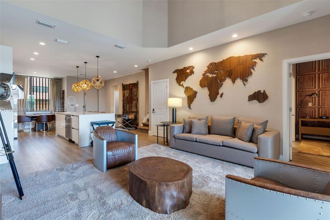 合同活跃: $550,000 (4 贝兹, 4 浴室, 2358 平方英尺)