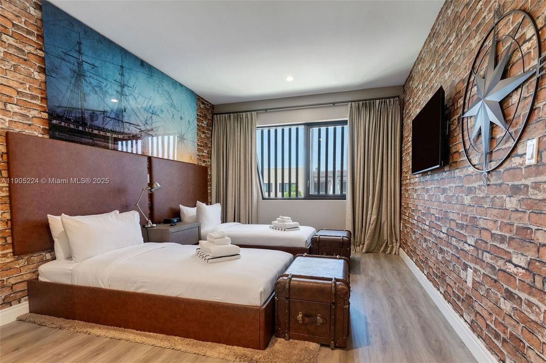 合同活跃: $550,000 (4 贝兹, 4 浴室, 2358 平方英尺)