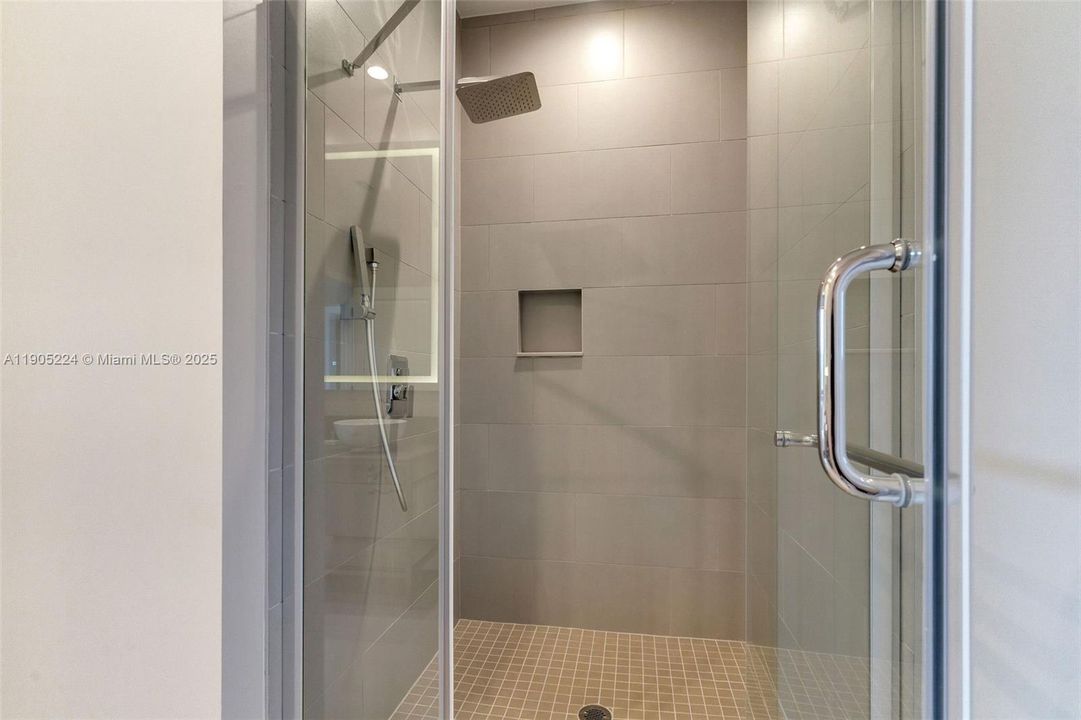 合同活跃: $550,000 (4 贝兹, 4 浴室, 2358 平方英尺)